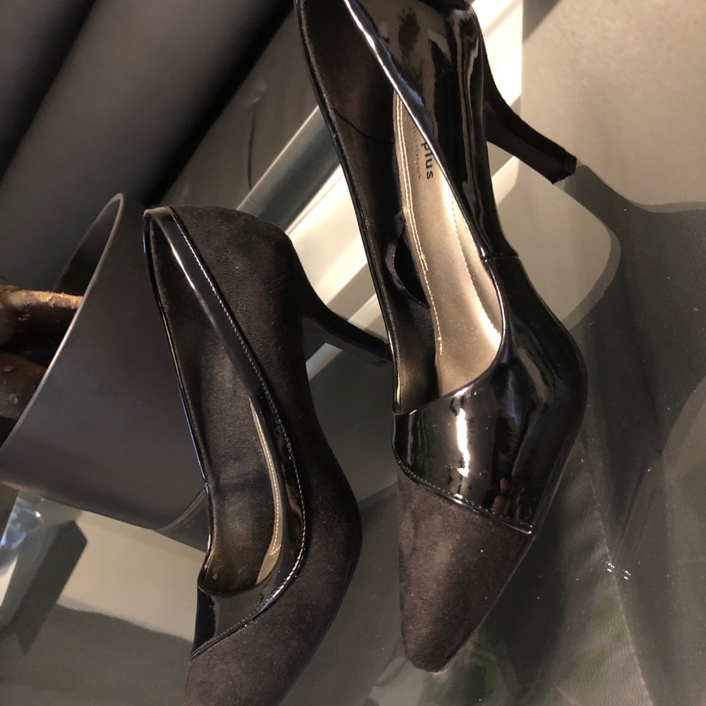 Black pumps close ties